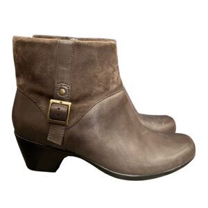 Clarks Ingalls Dover Leather Suede‎ Ankle Boots Taupe Zip Buckle Detail Size 9.5